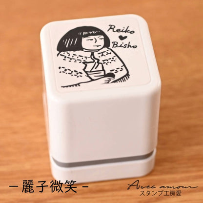 MGC-06　手のひら名画スタンプ-麗子微笑-